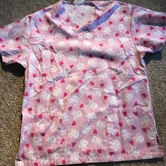Hearts and crossbones scrub top - Picture 1 of 3